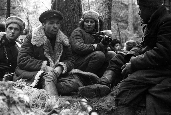 L'opératrice Maria Soukhova au sein d’une unité de partisans en Biélorussie en 1944 ; elle décèdera lors d’une attaque allemande quelques semaines plus tard. © RGAKFD.